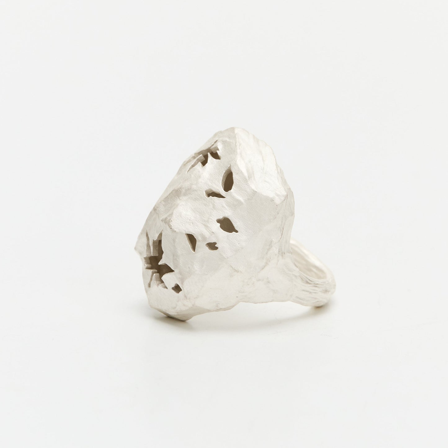 White hollow-out Maple Leaf Mineral Ring