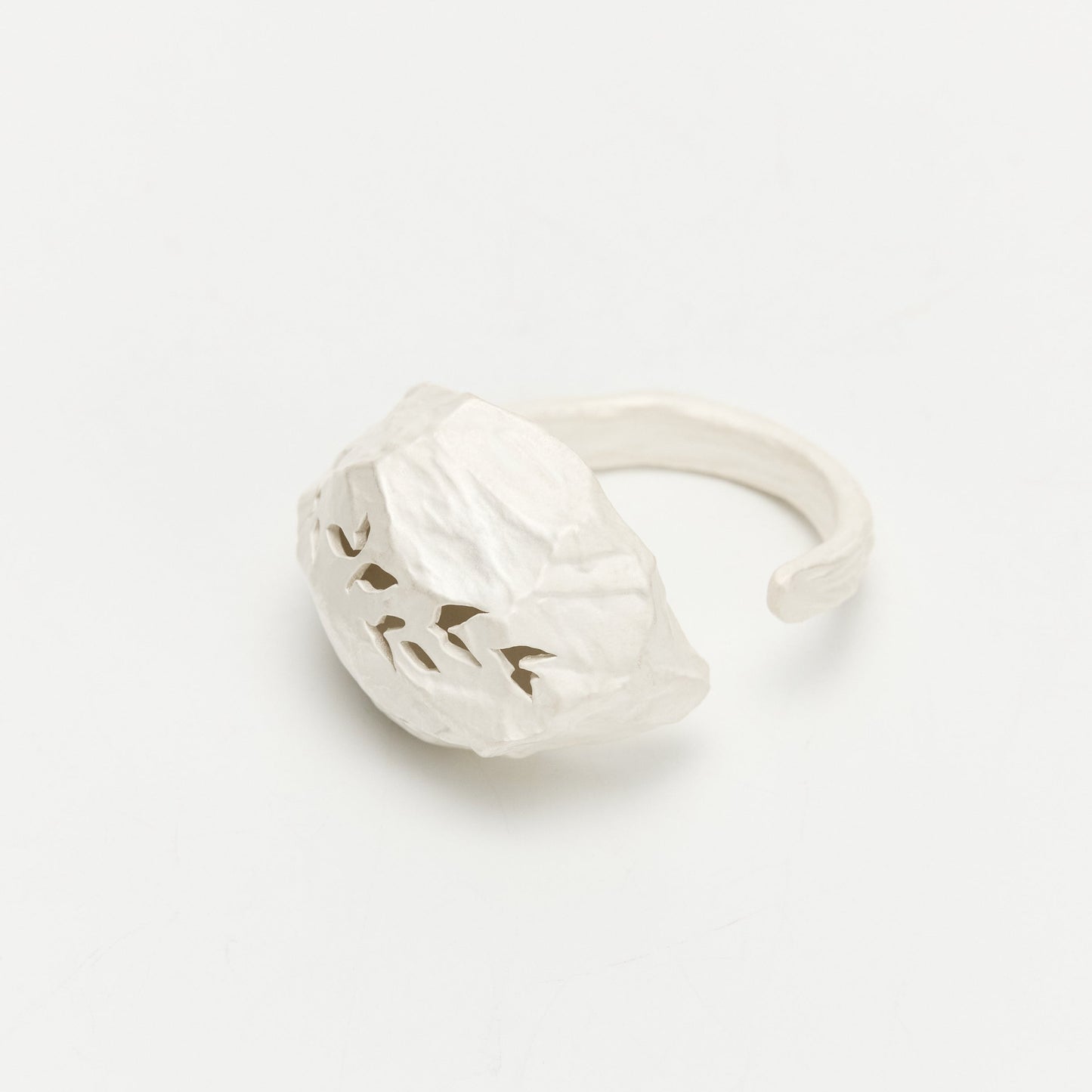 White hollow-out Crumbled Leaf Pattern Petite