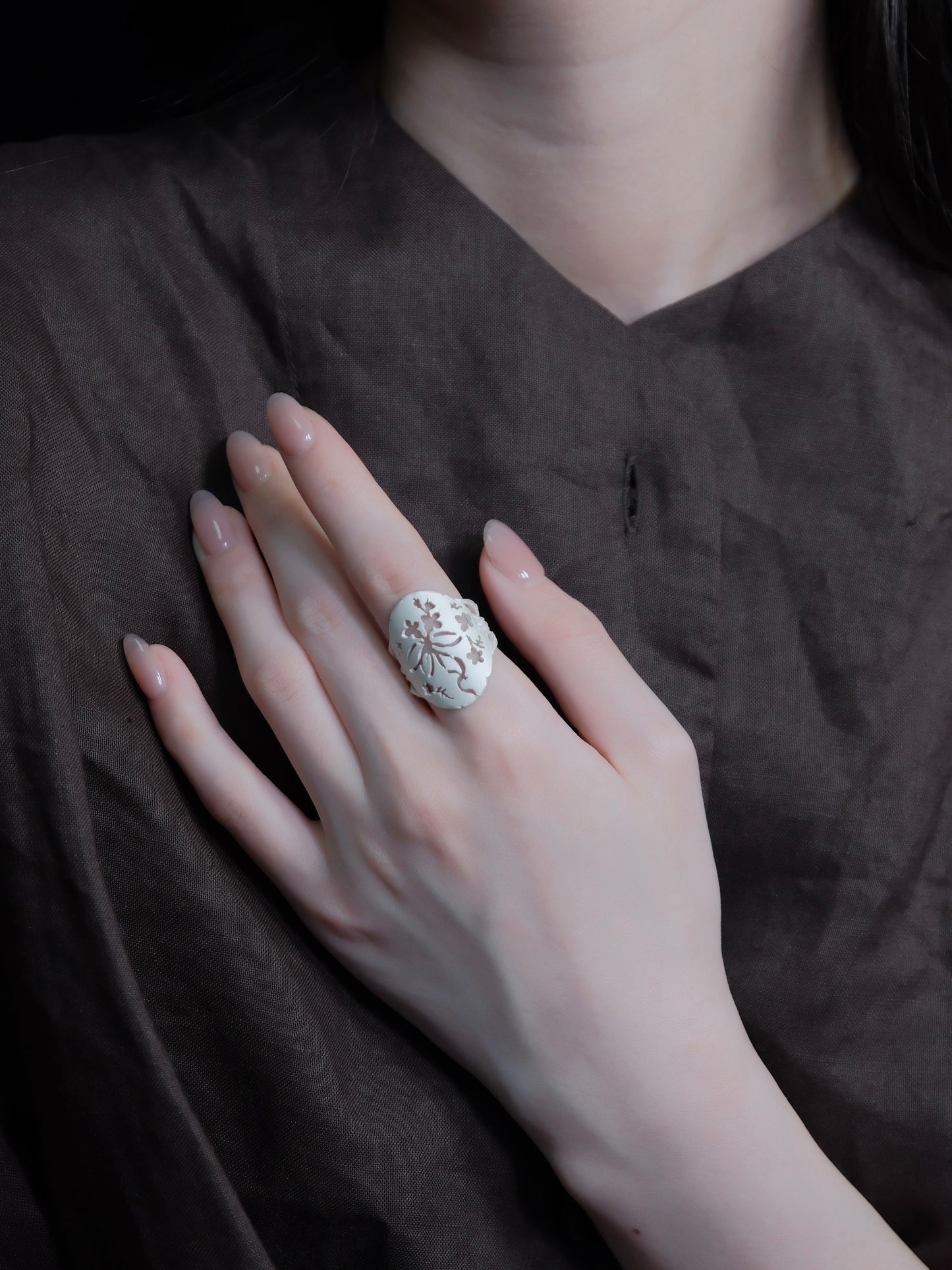 Floral Pattern Engraved Oval Ring