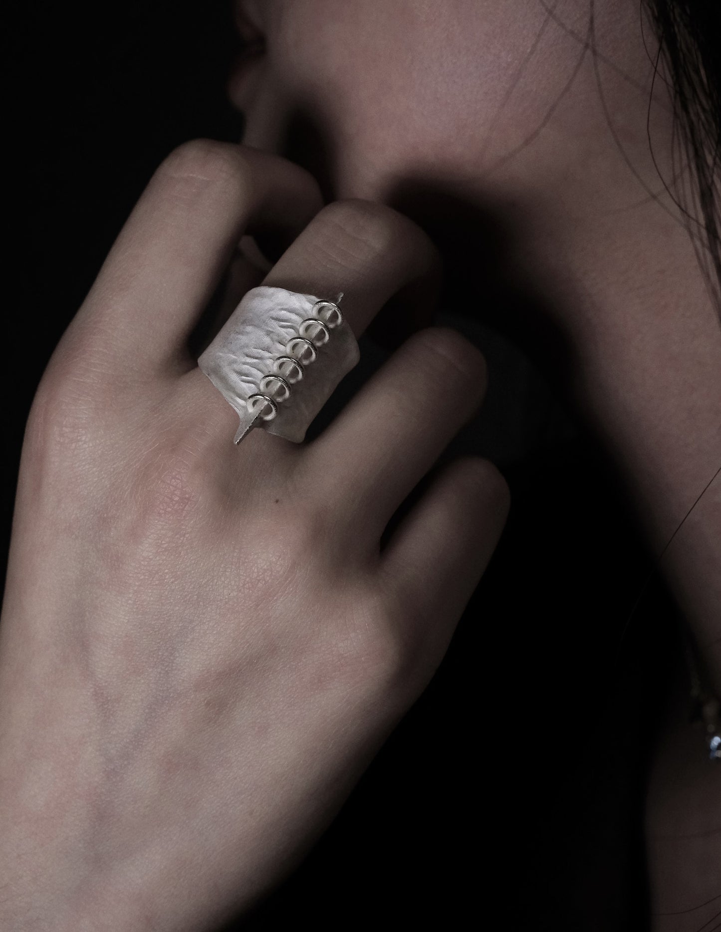 白色紧身胸衣戒指